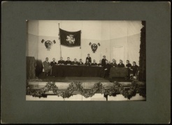 Lietuvių konferencijos prezidiumo ir sekretoriato fotografija. 1917 m. rugsėjo 18–22 d. PAVB F8–591 Lietuvių konferencijos prezidiumo ir sekretoriato fotografija. 1917 m. rugsėjo 18–22 d. PAVB F8–591